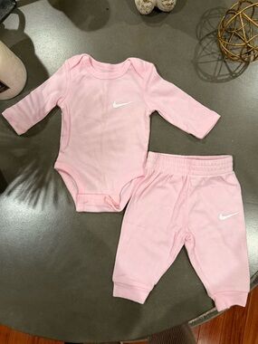 Nike Baby Pink Long Sleeve Bodysuit and Pants Set